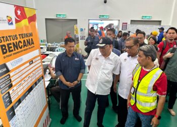 SHAMSUL Anuar ketika mendengar taklimat perkembangan terkini mangsa oleh petugas Jabatan Kebajikan Malaysia (JKM) di PPS Masjid Putra Heights, hari ini. - UTUSAN/AIMAN ALI