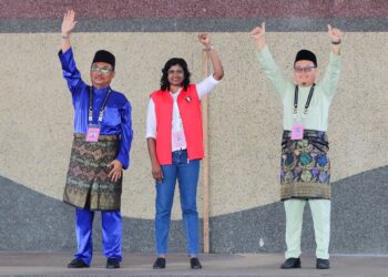 (Dari kiri) MOHAMAD Yusri Bakir,   Bawani KS  dan Abdul Muhaimin Malek pada penamaan calon PRK Ayer Kuning di Dewan Merdeka Tapah hari ini. - UTUSAN/MUHAMAD NAZREEN SYAH MUSTHAFA