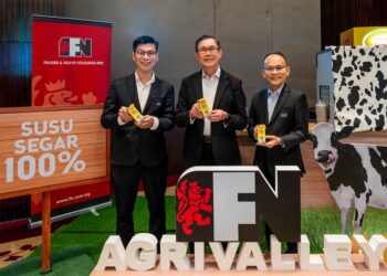 Lim Yew Hoe (tengah) bersama Ketua Pegawai Kewangan F&NHB, Tiong Yean Yau (kiri) dan Pengarah Urusan, Pertanian & Ladang Tenusu F&NHB, Dr. Yap Peng Kang (kanan) di reruai F&N AgriValley semasa Taklimat Keputusan Kewangan Separuh Tahun Pertama Tahun Kewangan 2025.