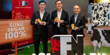 Lim Yew Hoe (tengah) bersama Ketua Pegawai Kewangan F&NHB, Tiong Yean Yau (kiri) dan Pengarah Urusan, Pertanian & Ladang Tenusu F&NHB, Dr. Yap Peng Kang (kanan) di reruai F&N AgriValley semasa Taklimat Keputusan Kewangan Separuh Tahun Pertama Tahun Kewangan 2025.