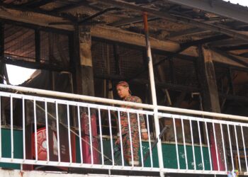 ANGGOTA bomba melakukan pemeriksaan di lokasi kebakaran blok asrama lelaki Sekolah Menengah Kebangsaan (SMK) Tinggi Setapak, Kuala Lumpur, semalam. - UTUSAN/SHIDDIEQIIN ZON