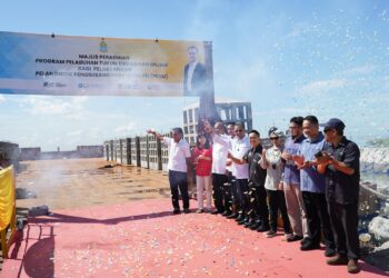 MOHAMAD Abdul Hamid (tengah) meninjau tukun yang akan dilepaskan di Pulau Kendi, Pulau Pinang sempena program penempatan tukun tiruan dan unjam.