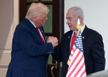 DONALD Trump (kiri) bersalaman dengan Benjamin Netanyahu selepas pertemuan mereka di Rumah Putih di Washington, AS.-AFP