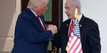 DONALD Trump (kiri) bersalaman dengan Benjamin Netanyahu selepas pertemuan mereka di Rumah Putih di Washington, AS.-AFP