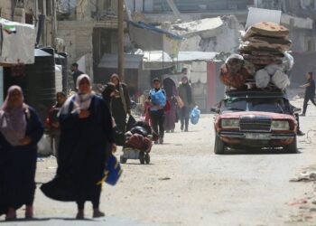 PENDUDUK Palestin yang melarikan diri dari Rafah tiba di bandar Khan Younis berikutan arahan pemindahan baharu oleh Israel di selatan Semenanjung Gaza.-AFP