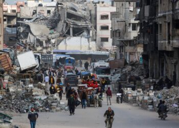PENDUDUK Palestin membawa barangan mereka ketika berpindah ke tempat lain susulan arahan pemindahan yang dikeluarkan oleh Israel di Gaza City. – AFP