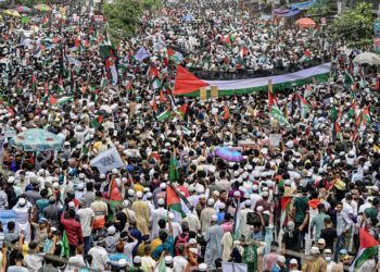 PENDUDUK Bangladesh sehati sejiwa menyatakan sokongan terhadap Palestin dan menentang sekeras-kerasnya kezaliman rejim Zionis. – AFP