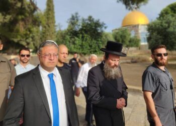 MENTERI Keselamatan Negara Israel, Itamar Ben-Gvir (kiri) berjalan melalui perkarangan kompleks Masjid Al-Aqsa di Baitulmuqaddis Timur bersama peneroka haram Yahudi.- AFP