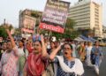 AKTIVIS Pusat Perpaduan Sosial India melaungkan slogan mengecam serangan terhadap pelancong di Pahalgam ketika menyertai perhimpunan di Kolkata.-AFP