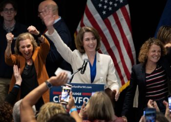 SUSAN Crawford (tengah) melambai ke arah penyokongnya selepas memenangi pemilihan Mahkamah Agung Wisconsin di Madison.-AFP