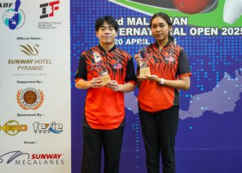 JUARA pemain boling muda lelaki, Ethan Damien Goh Chen Ming (kiri) dan juara pemain boling muda wanita, Adania Redwan (kanan) ketika bergambar pada Final Junior Master Kejohanan Boling Terbuka Malaysia Antarabangsa ke-43 di Sunway Megalanes Sunway Pyramid di sini, hari ini. - UTUSAN/ISKANDAR ISHAK