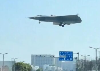 TANGKAP layar video menunjukkan jet pejuang dipercayai model baharu J-36 terbang melepasi lebuh raya berhampiran landasan Chengdu Aircraft Industry Group di wilayah Sichuan.-AGENSI  