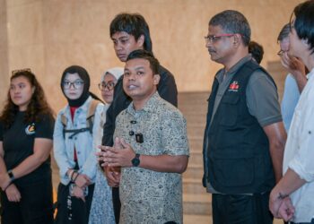 AMIR Hariri Abd Hadi bercakap kepada media berkenaan prosiding mahkamah berhubung himpunan "Mana Kapal LCS" di Istana Kehakiman Putrajaya. - UTUSAN/FAIZ ALIF ZUBIR