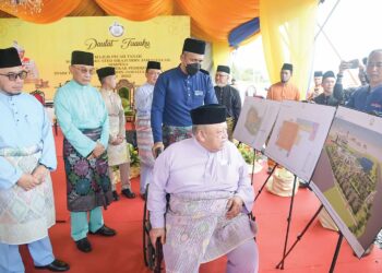 TUANKU Syed Sirajuddin Jamalullail berkenan melihat lakaran ilustrasi Masjid Tuanku Syed Sirajuddin Jamalullail di Persiaran Wawasan, Kangar, Perlis. – UTUSAN/IZLIZAN OTHMAN