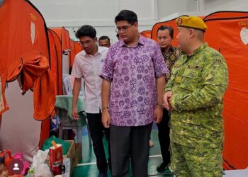 DANIAL RAFIQ Mohd. Pathil melakukan tinjauan di PPS Dewan Serbaguna Masjid Putra Heights, Subang Jaya, Selangor.