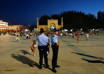 ANGGOTA polis berkawal di dataran utama di Kashgar di wilayah Xinjiang, barat laut China.- AFP