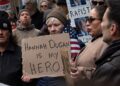 PENUNJUK perasaan berhimpun membantah pendakwaan Hannah Dugan di hadapan Mahkamah Persekutuan di Wisconsin.-AFP