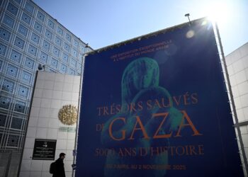 POSTER pameran warisan arkeologi ‘Khazanah yang Diselamatkan Dari Gaza: 5,000 Tahun Sejarah’ digantung di Institut du Monde Arabe di Paris.- AFP