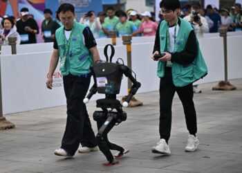 SEBUAH robot mengambil bahagian dalam separuh maraton di Beijing, semalam.- AFP