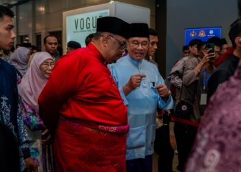 AB. RAUF Yusoh (dua dari kiri) berbual dengan Perdana Menteri, Datuk Seri Anwar Ibrahim pada Majlis Sambutan Aidilfitri Madani 2025 Peringkat Kebangsaan di MITC, Ayer Keroh, Melaka.