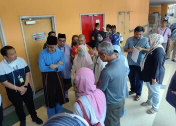WAN AZIZAH ketika mengadakan tinjauan di Hospital Serdang bagi melawat mangsa insiden kebakaran saluran paip gas di Putra Heights. - FACEBOOK