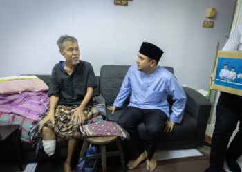 AHMAD Farhan menyampaikan sumbangan wang tunai dan bakul makanan kepada Luthfi Hasyim, penghidap kencing manis kronik. - FACEBOOK ANWAR IBRAHIM