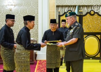 SULTAN Ibrahim berkenan menyempurnakan Istiadat Pengurniaan Surat Cara Pelantikan kepada Tuan Yang Terutama (TYT) Yang di-Pertua Negeri Pulau Pinang yang baharu, Tun Ramli Ngah Talib (kiri), hari ini