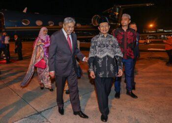 ZAHID Hamidi disambut mesra oleh Menteri Agama Republik Indonesia, Dr. Nasaruddin Umar serta Duta Besar Malaysia ke Indonesia, TYT Dato’ Syed Md Hasrin Tengku Hussin, setibanya di Jakarta. – FACEBOOK ZAHID HAMIDI