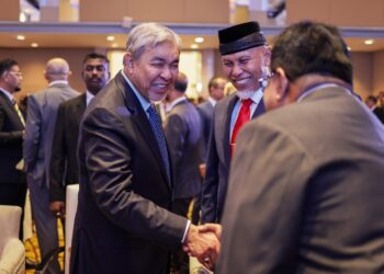 AHMAD Zahid Hamidi menyaksikan Majlis Pertukaran Surat Niat (Letter of Intent - LOI) antara Universiti Kuala Lumpur (UniKL) dan Pemerintahan Provinsi Daerah Khusus Jakarta serta Pemerintah Provinsi Sumatera Barat. - FACEBOOK ZAHID HAMIDI