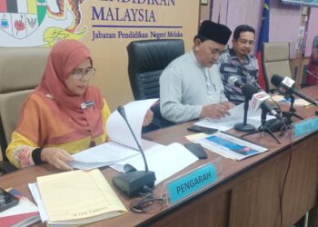 Datuk Rahmad Mariman tengah pada sidang akhbar pengumuman keputusan SPM Negeri Melaka di Jabatan Pendidikan Negeri Melaka di Bukit Beruang di sini, hari ini.