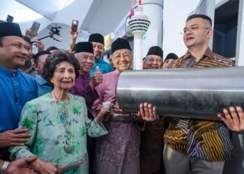 MAHATHIR Mohamad bergambar bersama Kapsul Masa ketika ditemui di Menara Kuala Lumpur, di sini, hari ini. - UTUSAN/ M. FIRDAUS M. JOHARI
 