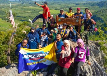 SKUAD AADK Perlis Selatan merakamkan gambar bersama sewaktu Program Hiking di Bukit Jernih, Padang Besar, Perlis, semalam -UTUSAN