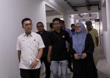 BORHAN Aman Shah (kiri) bersama pasangan suami isteri, Muhamad Ridzuwan Salehhudin dan Farihatul Syazween Azrin pada Majlis Penyerahan Kunci Penempatan Sementara Kepada mangsa Insiden Letupan Paip Gas Putra Heights di Pangsapuri Seri Suria, Kota Warisan Sepang- UTUSAN/FAISOL MUSTAFA