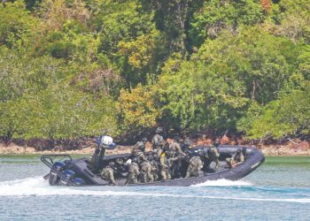 ANGGOTA 69 Komando dari Skuadron Alpha menggunakan Bot RHIB Kerambit ketika melakukan latihan menumpaskan pengganas
di Langkawi, Kedah. – UTUSAN/ SHAHIR NOORDIN