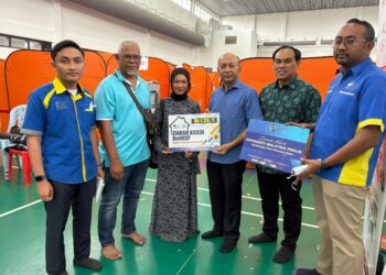ZALIMAN Sauli (tiga dari kanan) menyampaikan sumbangan kepada salah seorang mangsa tragedi letupan paip gas di Putra Heights yang juga merupakan pelajar Unimap baru-baru ini.-UTUSAN