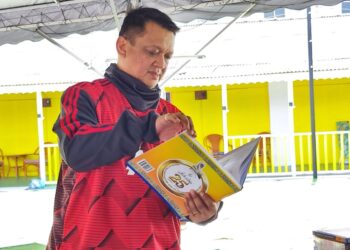 TUANKU Syed Faizuddin Putra Jamalullail berkenan menyempurnakan pelancaran buku 'Dakwah Bil Hal: 111 MAIPs Peduli Tahun 2024' terbitan Majlis Agama Islam dan Adat Istiadat Melayu Perlis (MAIPs) dalam satu majlis yang berlangsung di Laman Warisan Arau semalam.-UTUSAN