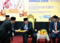 TUANKU Syed Sirajuddin Jamalullail (dua dari kanan) berkenan menyempurnakan Majlis Peluncuran Program Permata Kasih (PEKA) Simpan SSPN Bagi Kelahiran Baharu Anak Asnaf Negeri Perlis di Hotel Seri Malaysia Kangar, Perlis, baru-baru ini. -UTUSAN