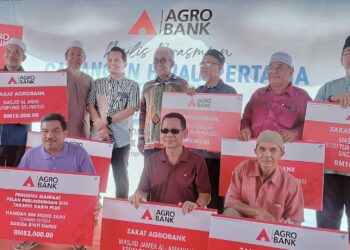 PENERIMA sumbangan zakat berjumlah RM80,988 kepada 10 masjid dan surau di Bagan Serai pada majlis pelancaran  Cawangan Hijau Pertama AgroBank di Bagan Serai hari ini. - UTUSAN/WAT KAMAL ABAS