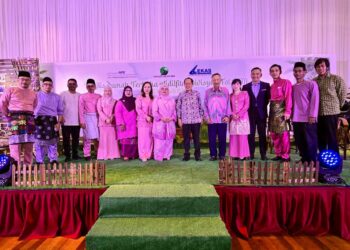 AHMAD Maslan dan Ts. Wan Salwani bergambar kenangan bersama tetamu jemputan pada Majlis Rumah Terbuka Aidilfitri Divisyen Tol IJM
