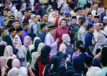 PERDANA Menteri, Datuk Seri Anwar Ibrahim pada Program Temu Anwar di Universiti Islam Antarabangsa, Gombak, di sini hari ini. UTUSAN/SHIDDIEQIIN ZON