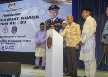 ARMIZAN Mohd. Ali ketika gimik melancarkan Ops Gasak pada Majlis Sambutan Hari Penguat Kuasa KPDN Ke-53 di KPDN Putrajaya. - UTUSAN/FAISOL MUSTAFA