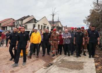 SULTAN Ibrahim berangkat ke lokasi tragedi paip gas Putra Heights.-FB SULTAN IBRAHIM