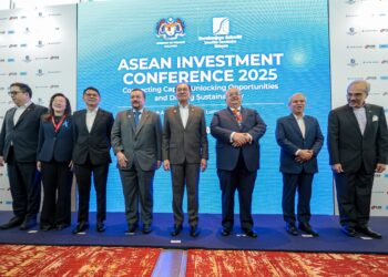 ANWAR Ibrahim (lima kiri) bersama Menteri Kewangan II, Datuk Seri Amir Hamzah Azizan (empat kiri) bergambar selepas perasmian Persidangan Pelaburan ASEAN 2025 di Pusat Konvensyen Kuala Lumpur (KLCC). -UTUSAN/FARIZ RUSADIO