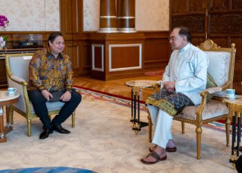 ANWAR Ibrahim menerima kunjungan Airlangga Hartarto di Putrajaya, hari ini. - FACEBOOK ANWAR IBRAHIM