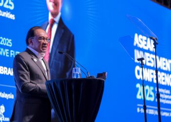 ANWAR Ibrahim berucap merasmikan Persidangan Pelaburan ASEAN 2025 di Pusat Konvensyen Kuala Lumpur (KLCC). -UTUSAN/FARIZ RUSADIO