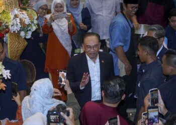 ANWAR Ibrahim ketika hadir pada Majlis Sambutan Hari Raya Aidilfitri 2025/1446H Peringkat Kementerian Kewangan di Putrajaya hari ini. - UTUSAN/FAISOL MUSTAFA