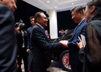 ANWAR Ibrahim bersama Xi Jinping dalam majlis makan malam sempena lawatan negara ke Malaysia, semalam.-FACEBOOK ANWAR IBRAHIM