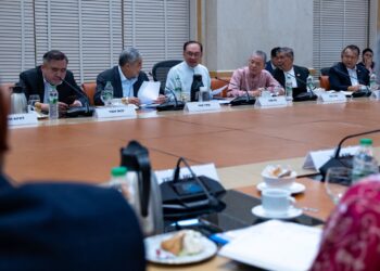 ANWAR Ibrahim mempengerusikan Mesyuarat National Geoeconomic Command Centre (NGCC) di Putrajaya, semalam.-FB ANWAR IBRAHIM