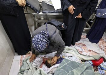 SEORANG ibu meratapi kematian anaknya yang terbunuh dalam serangan udara Zionis di khemah pelarian Nuseirat, Gaza semalam. -AFP