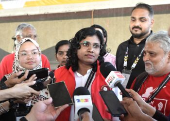BAWANI KS ditemui pemberita selepas penamaan calon PRK Ayer Kuning di Dewan Merdeka di Tapah hari ini. - UTUSAN/ZULFACHRI ZULKIFLI